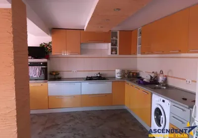 Locuinta rafinata, cu doua accesuri, constructie recenta, garaje, zona rezidentiala selecta - foto 4