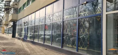 Spatiu pe Bulevardul Revolutiei cu front 22ml, posibil  recompartimentare - Arad