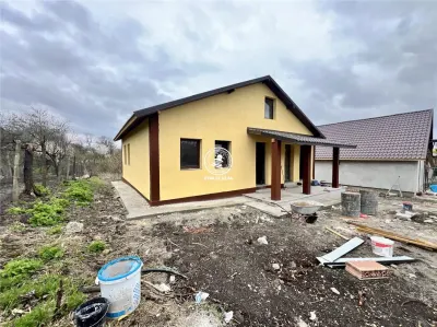 Casa cu 4 camere si 400mp de teren in Voinesti - foto 2