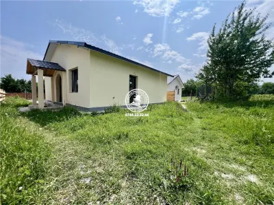 Casa cu 4 camere si 400mp de teren in Voinesti - foto 9