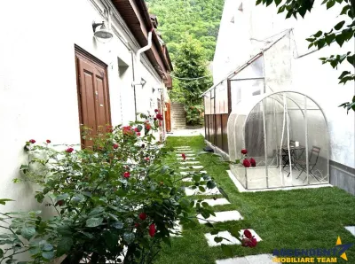 Proprietate cu 3 apartamente, rezidential/ comercial, locuri parcare - Brasov