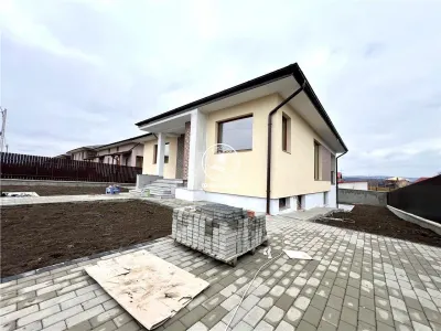 Vila cu 6 camere, de vanzare in Ciurbesti - Iasi