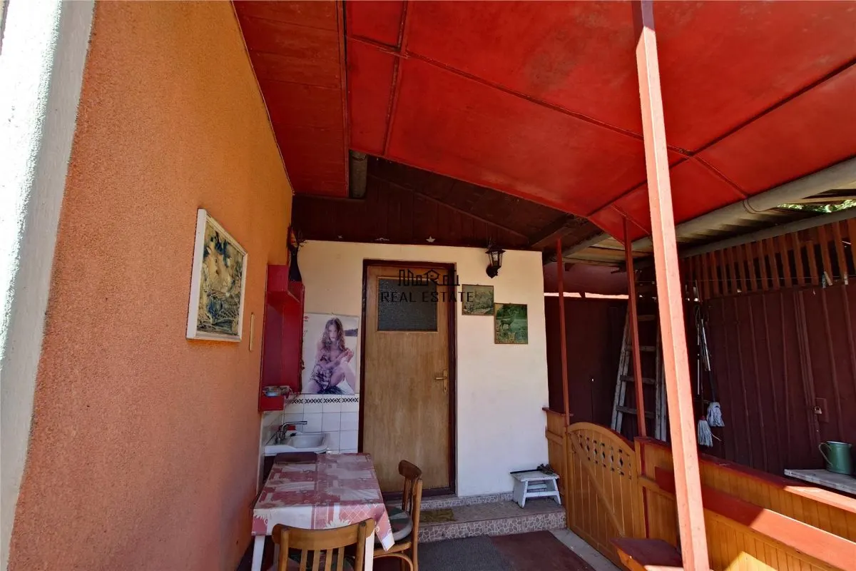 Gospodarie cu teren generos si constructii solide intr-o zona linistita - foto 13