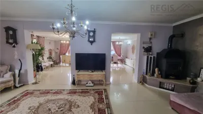 Casa de vanzare moderna cu costuri reduse, panouri solare si spatiu comercial inclus - Sanpetru