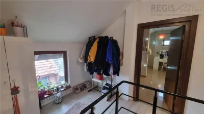 Casa de vanzare moderna cu costuri reduse, panouri solare si spatiu comercial inclus - foto 9