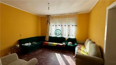 Vand casa cu 3 camere si 2 bai in zona centrala zona Casa de Pensii - foto 5