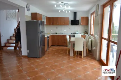 Vila de Inchiriat in Zona Livezeni - foto 2