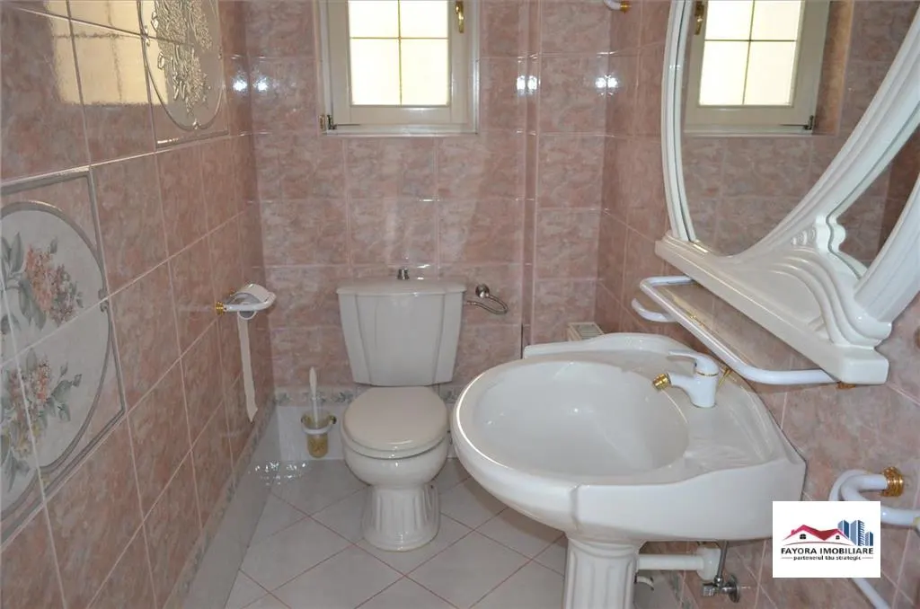 Imobil de inchiriat ideal pentru birouri, salon de infrumusetare, clinica in zona Centrala. - foto 7