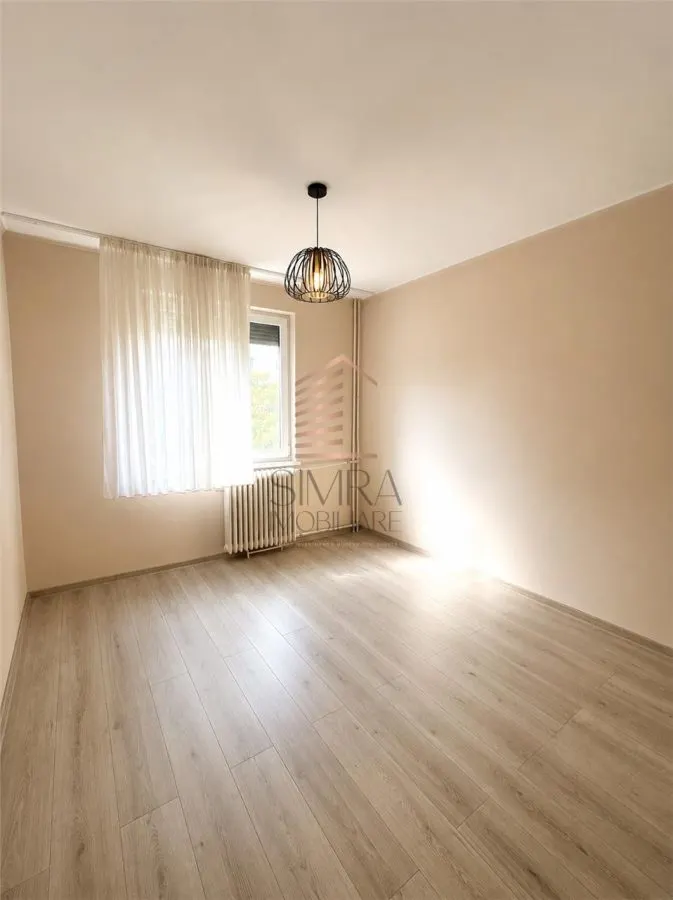 Apartament de vanzare cu 3 camere Rogerius - foto 2