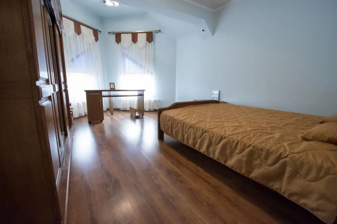 Vila 4 camere  cu piscina in Bucov. - foto 15