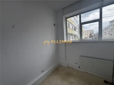 Spatiu comercial de 120 mp in Plopeni, zona cu vad . - foto 13