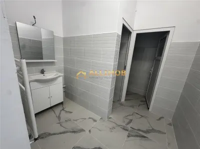 Spatiu comercial de 120 mp in Plopeni, zona cu vad . - foto 17