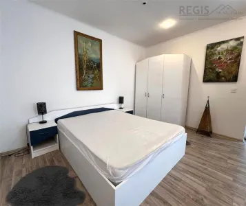 Garsoniera spatioasa cu curte - de vanzare - Centrul istoric - Brasov