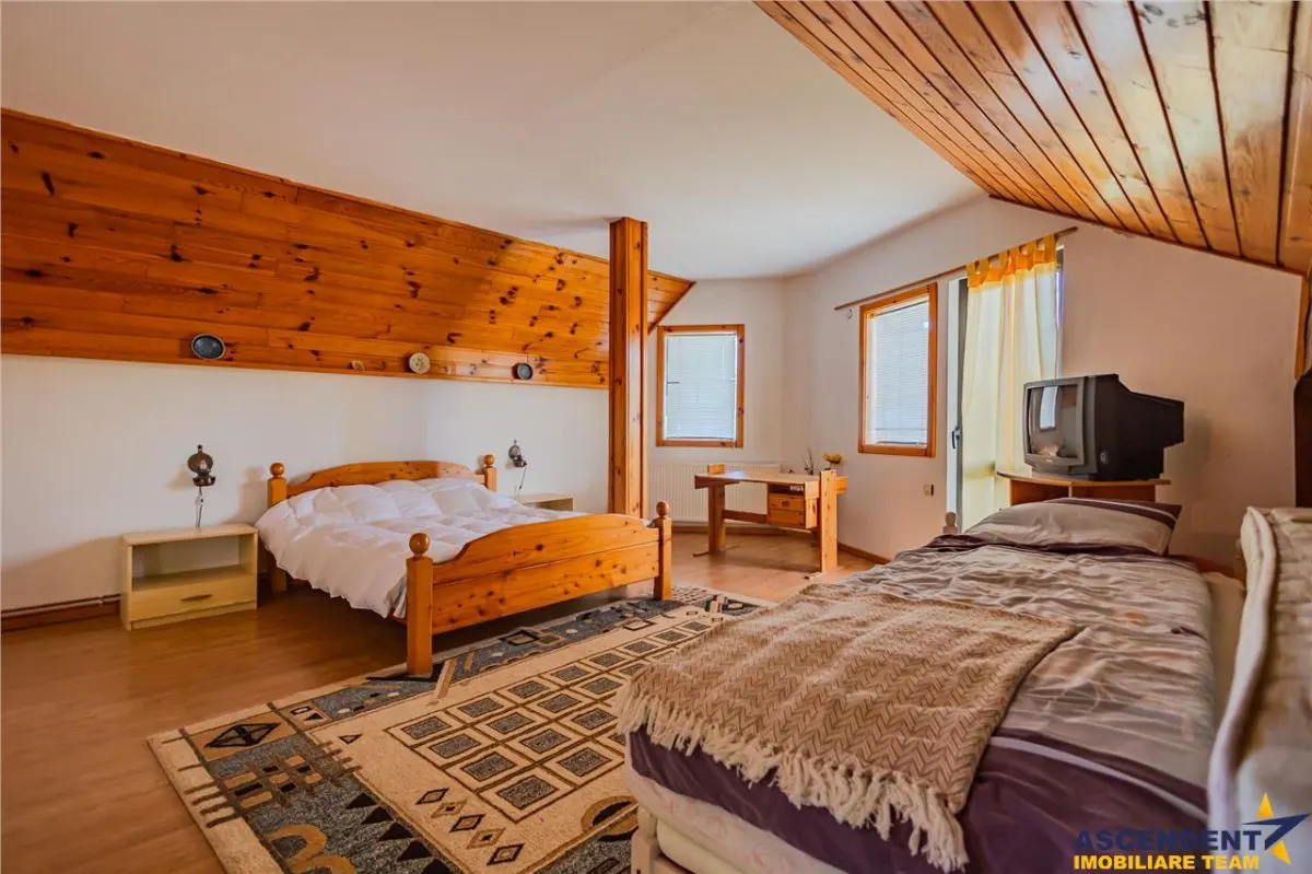 Resedinta versatila, 7 incaperi, camin elegant, terase, lot 800 mp, locuire/ turism. - foto 6
