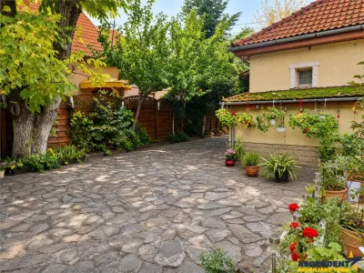 Proprietate cu stil distinct in Bartolomeu, dispusa pe doua niveluri, cu curte comuna - Brasov