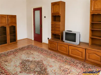 Calea Bucuresti,3 camere,decomandate,  etaj 2, 87mp,  2bai, centrala proprie, termopane, potential personalizare. - Brasov