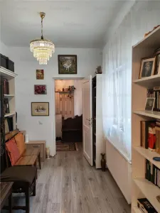 Vânzare apartament 3 camere | Foisorul de Foc | bloc 1942 fara risc si urgenta | refăcut | etaj 1/ P+1E+Pod | 70mp utili | stradal | renovat | liber | - foto 9