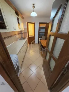 Apartament 3 camere de vanzare cu garaj - foto 2