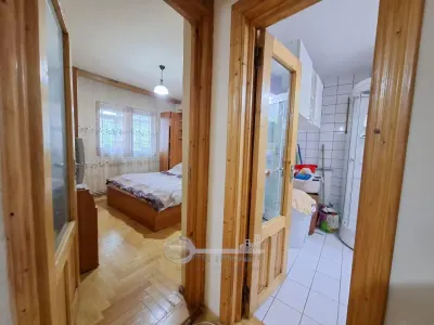 Apartament 3 camere decomandat, Nicolina, baie cu geam - foto 2