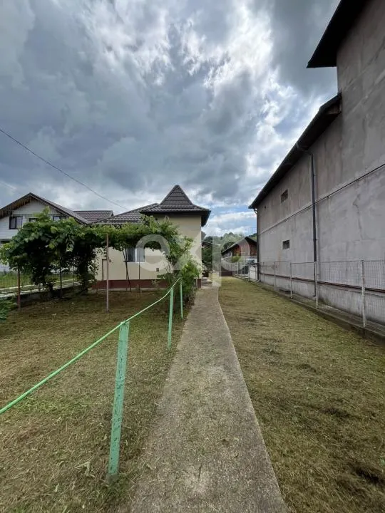 Casă cu 3 camere și teren 1.140 mp toate utilitățile, anexe și acces stradal - foto 1