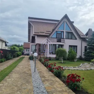 Vila de vanzare 260 mp cu anexe 40 mp si teren 1600 mp - Moara