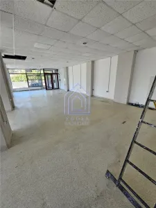 Spatiu cu vitrina la strada. - Suceava