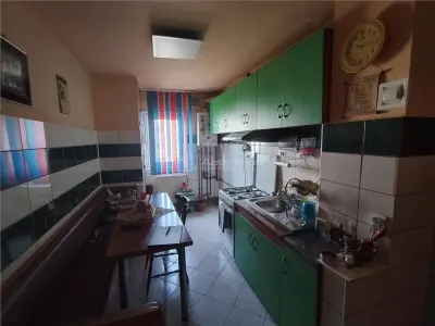 Caransebes, 4 Cam., Dec., Et.2, Zona Pipirig - foto 5
