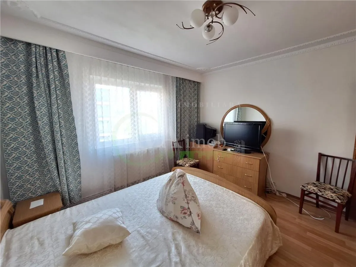Apartament 3 camere decomandat , zona Nord-Bacau - foto 2
