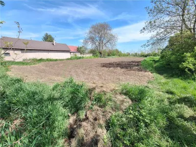 Teren intravilan 1180 mp, zona Saucesti - foto 4