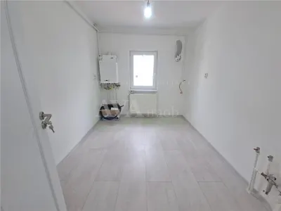 Apartament 2 camere, etaj 2, cu centrala, nemobilat, Piata Sud - Bacau