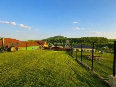 Teren intravilan de 769 mp cu priveliște  frumoasa catre munti - foto 4