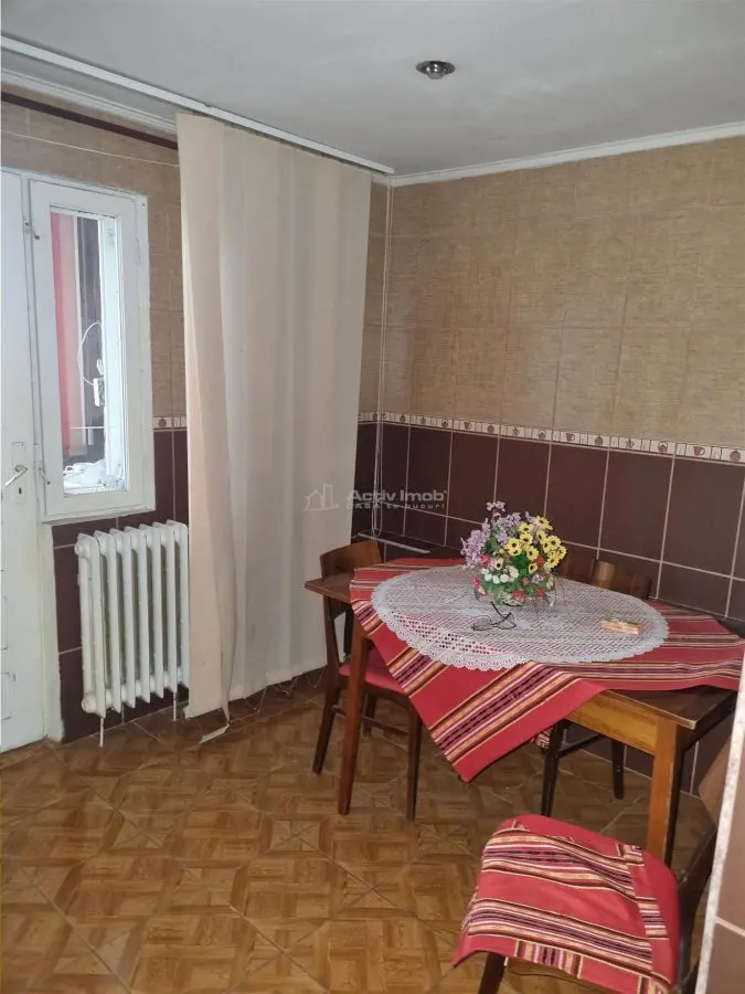 Apartament 3 cam, 2 bai , dcomandat  str Libertatii langa Piata - foto 1