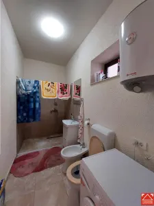 Casa mare, cu teren generos, pentru locuit sau afacere, in Santana - foto 12