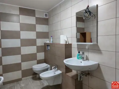 Casa mare pentru locuit sau birouri! De inchiriat sau de vanzare! - foto 6