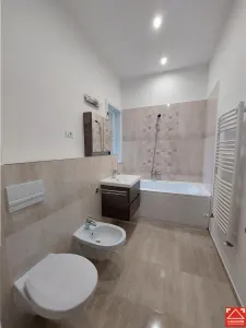 Apartament 5 camere central, renovat, pentru locuit sau birou - foto 3