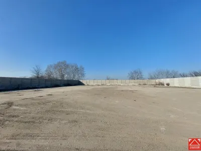 Teren ingradit si betonat, in apropiere de Aeroport - Arad