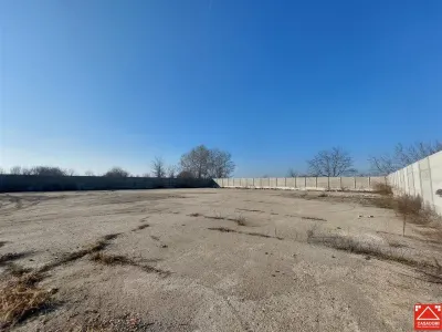 Teren ingradit si betonat, in apropiere de Aeroport - foto 4