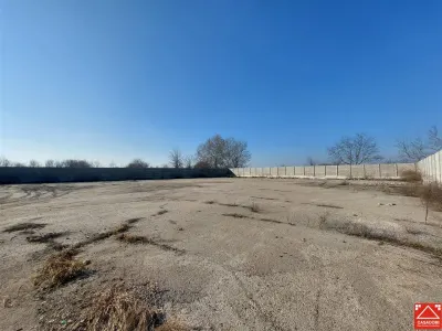 Teren ingradit si betonat, in apropiere de Aeroport - foto 6