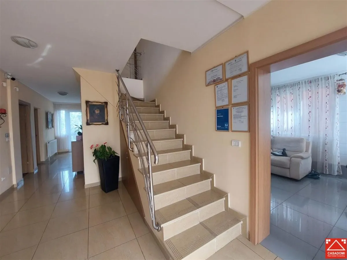 Casa cu 10 camere pentru pensiune sau locuit - foto 12