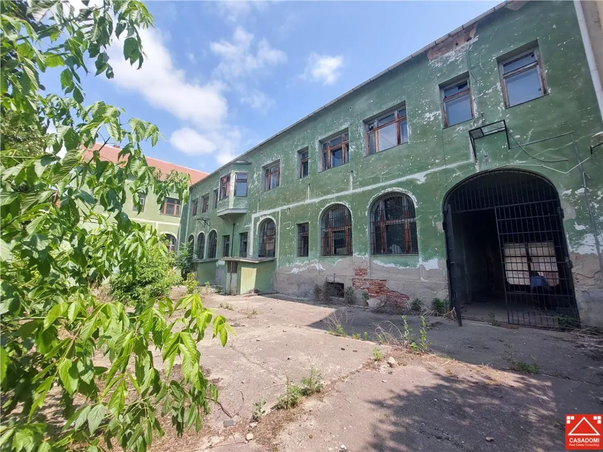Cladire ultracentrala cu curte privata, pentru activitati diverse - foto 1