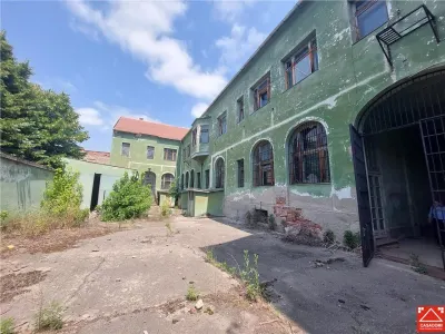 Cladire ultracentrala cu curte privata, pentru activitati diverse - foto 2