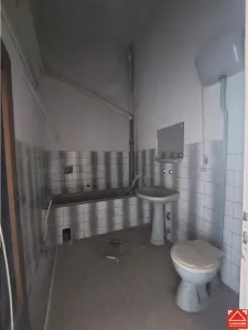 Cladire ultracentrala cu curte privata, pentru activitati diverse - foto 15