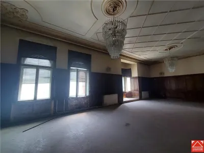 Cladire ultracentrala cu curte privata, pentru activitati diverse - foto 9