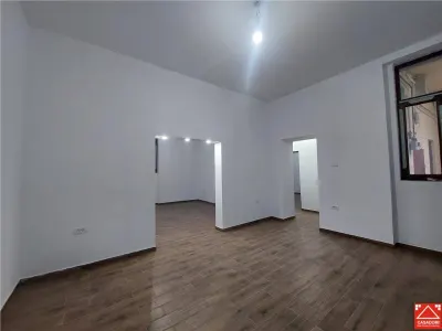 Apartament cu curte privata, zona Bou Rosu, pentru locuit sau afacere - foto 2