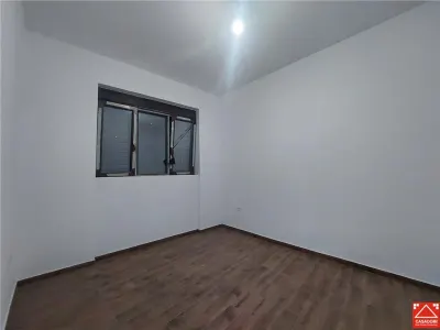 Apartament cu curte privata, zona Bou Rosu, pentru locuit sau afacere - foto 4