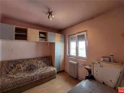 PRET REDUS! Garsoniera cf. 3 in Confectii, langa facultate si Penny - Arad