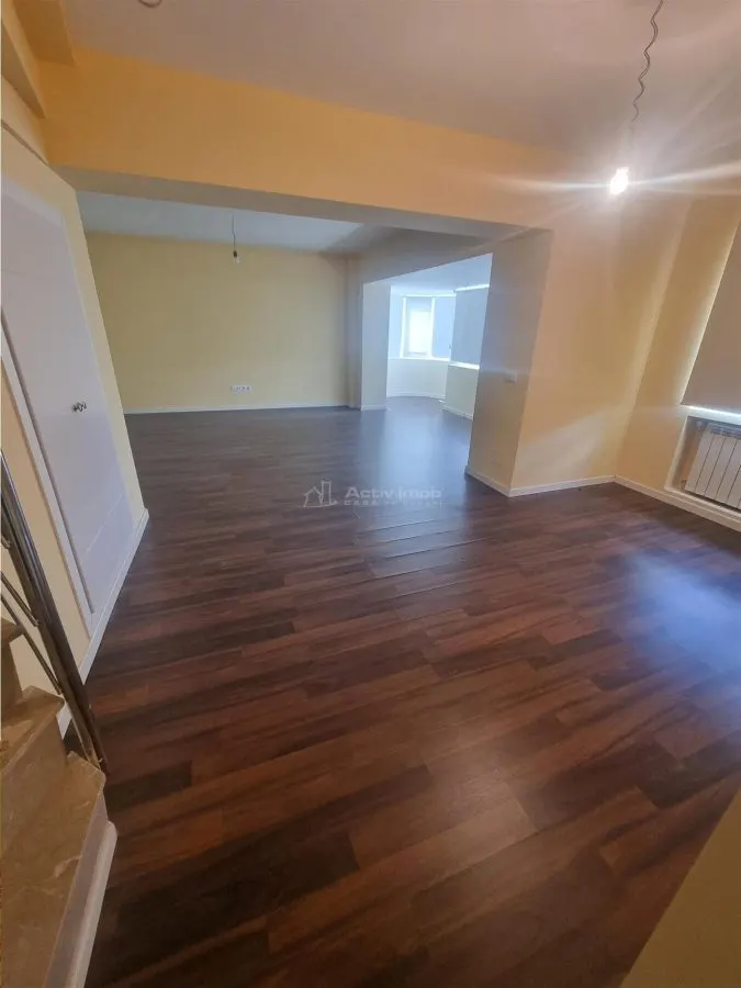 Apartament 5 camere  cu scara interioara tip  penthouse -doua etaje - foto 2
