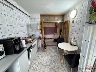 3 camere, etaj 3 cu acoperis, 2 balcoane , 2 bai, zona centrala - Focsani