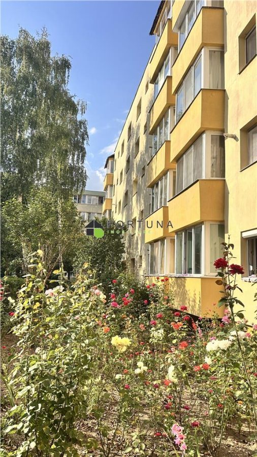 Apartament 3camere decomandat 71 mp etaj 1/4 Carpatilor - Brasov