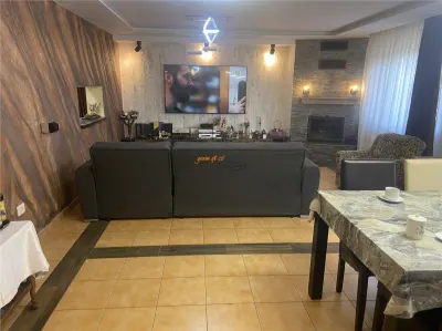 Casa de vanzate in Campineanca , parter+etaj, 360 mp utili , teren 996 mp - Campineanca